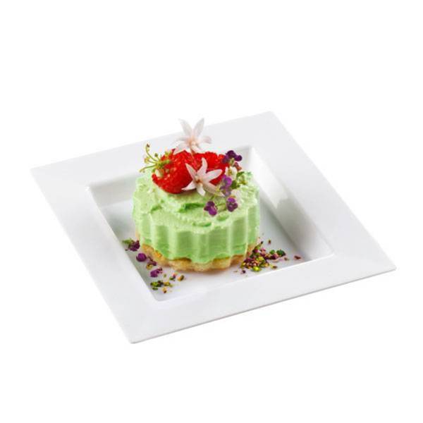 Are Plastic Plates the Right Choice for Your Wedding?