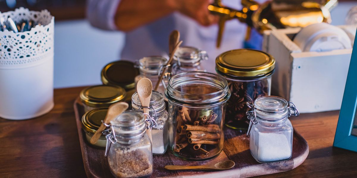 Plastic Mason Jars for Weddings: Favors & Décor Ideas